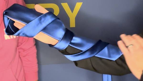 (VIDEO) Nancy and Woody discover the easiest way to tie a tie 