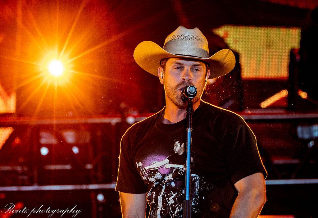 BaseFEST performing Artist Dustin Lynch poses with a fan during a