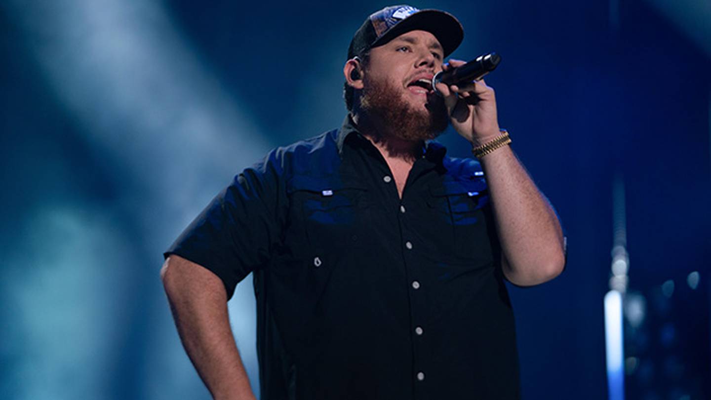 How To Watch Luke Combs' Thanksgiving Day NFL Halftime Performance -  Country Now