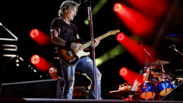 VIDEO: Keith Urban plays surprise concert, preps brisket at Alabama Buc-ee’s