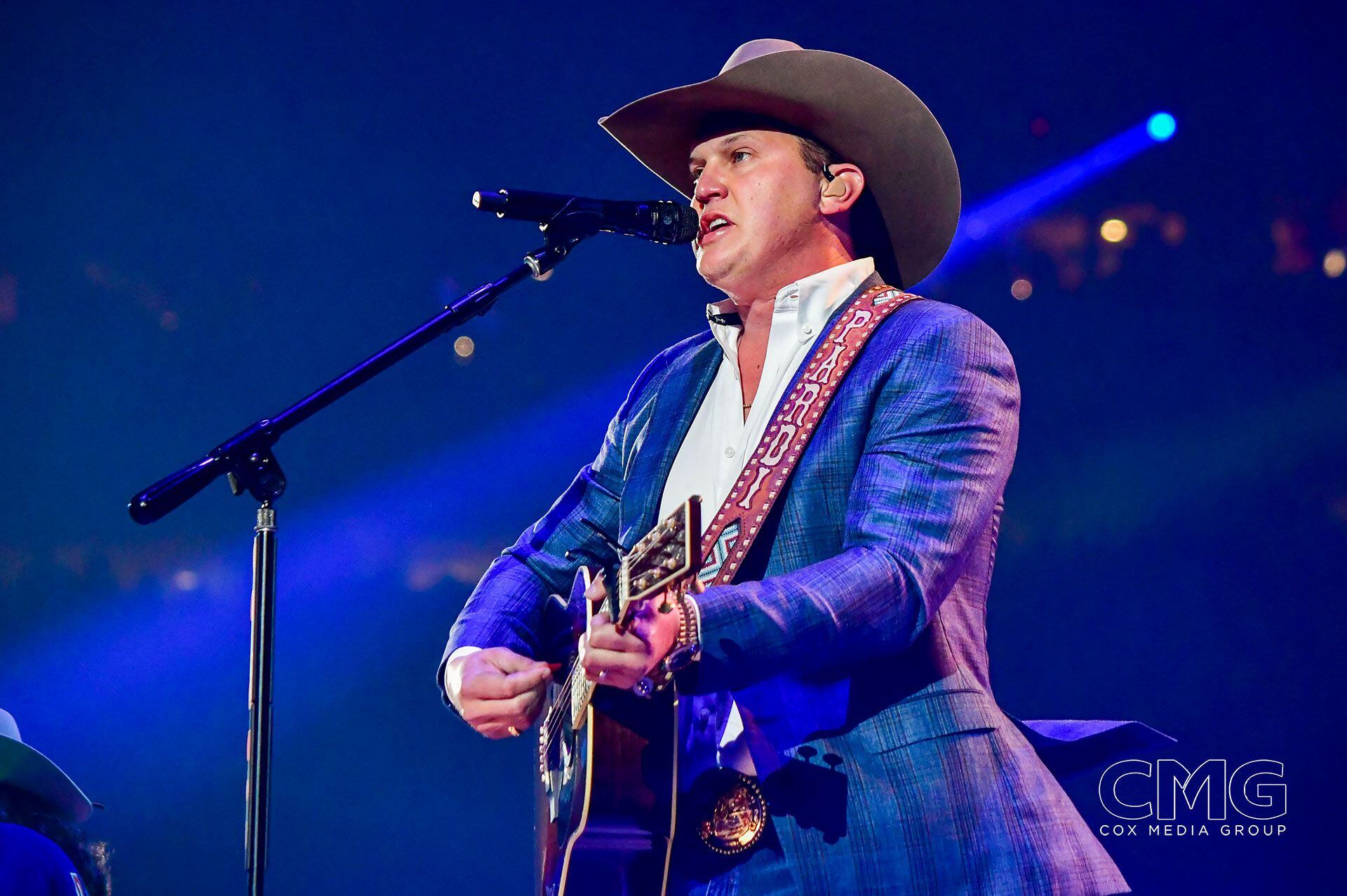 Jon Pardi Reveals Track List for 'Merry Christmas From Jon Pardi